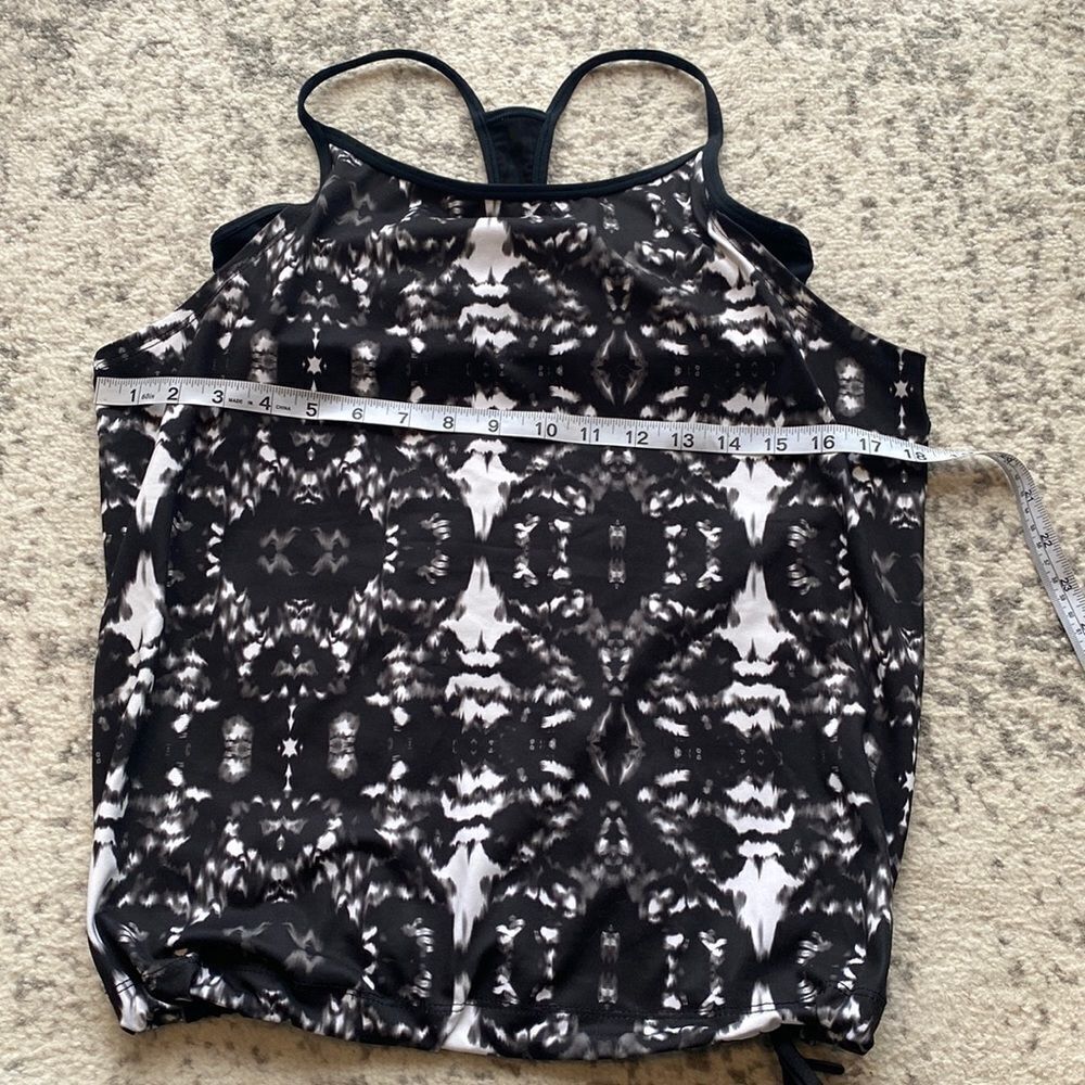 Fabletics Damask Norwalk Active Tank with built in bra size M in EUC tie dye